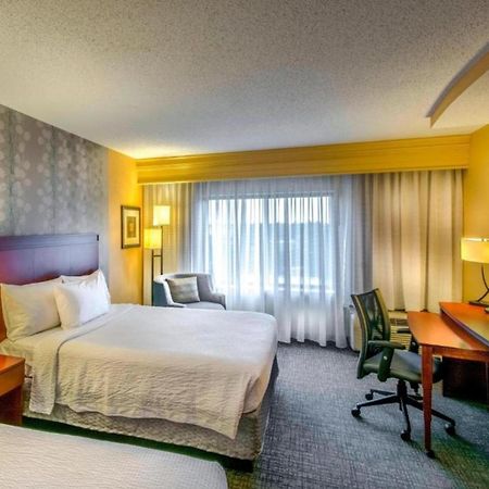 Courtyard Greensboro Airport Ngoại thất bức ảnh