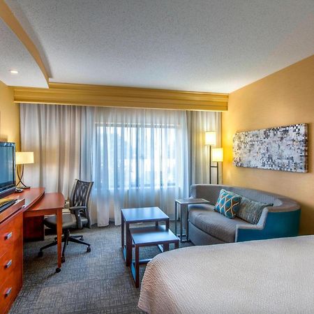 Courtyard Greensboro Airport Ngoại thất bức ảnh
