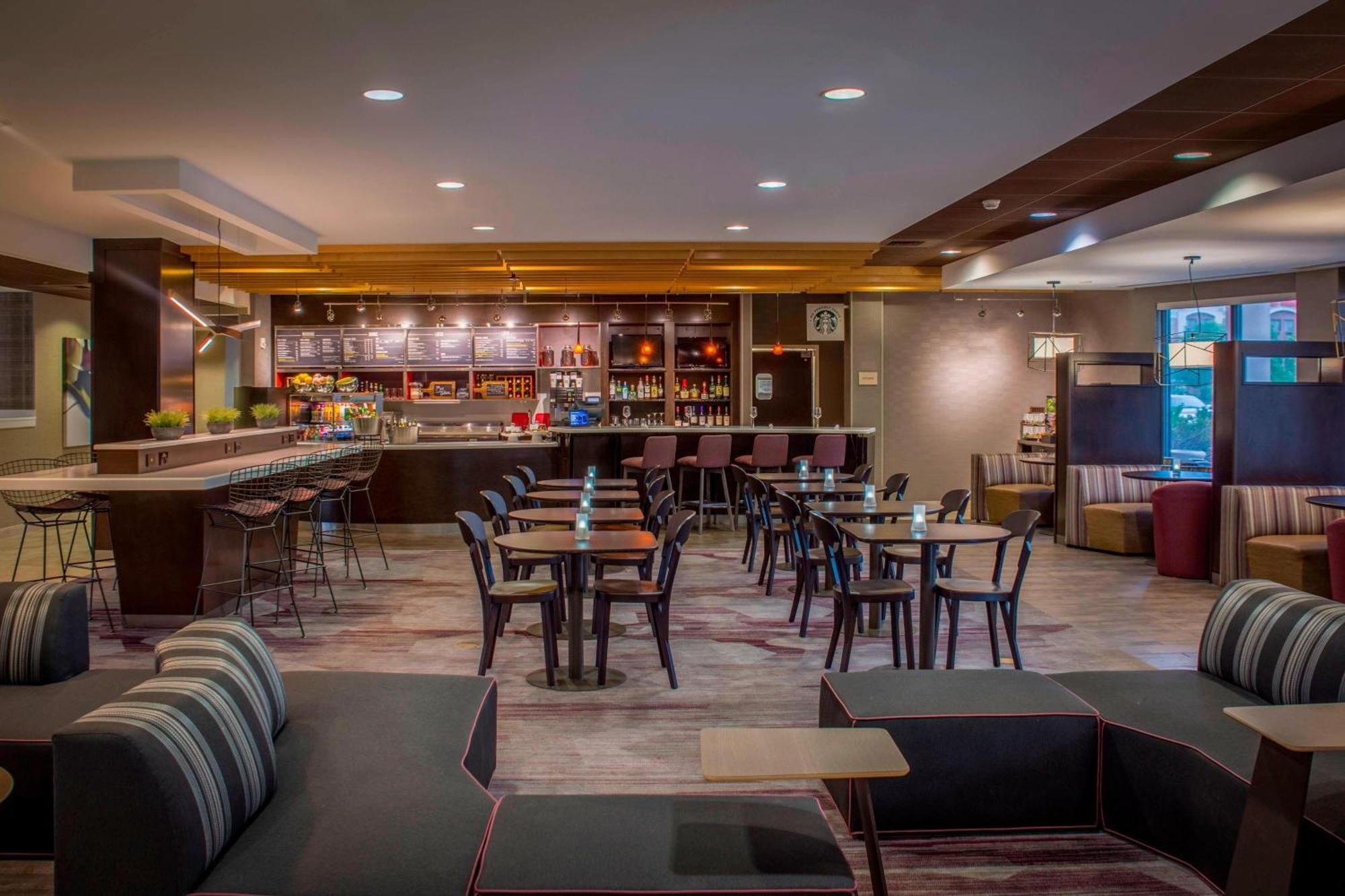 Courtyard Greensboro Airport Ngoại thất bức ảnh