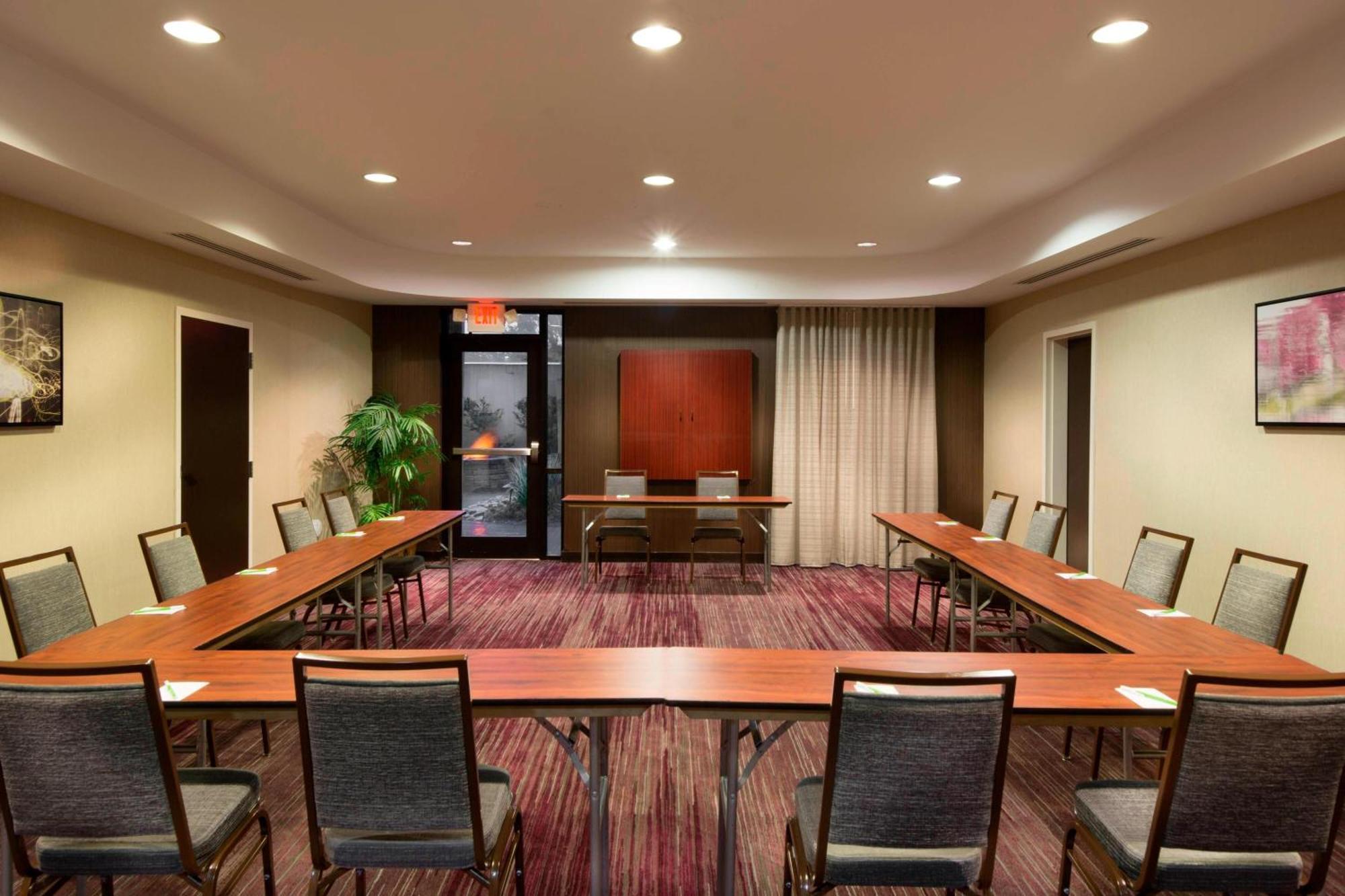 Courtyard Greensboro Airport Ngoại thất bức ảnh