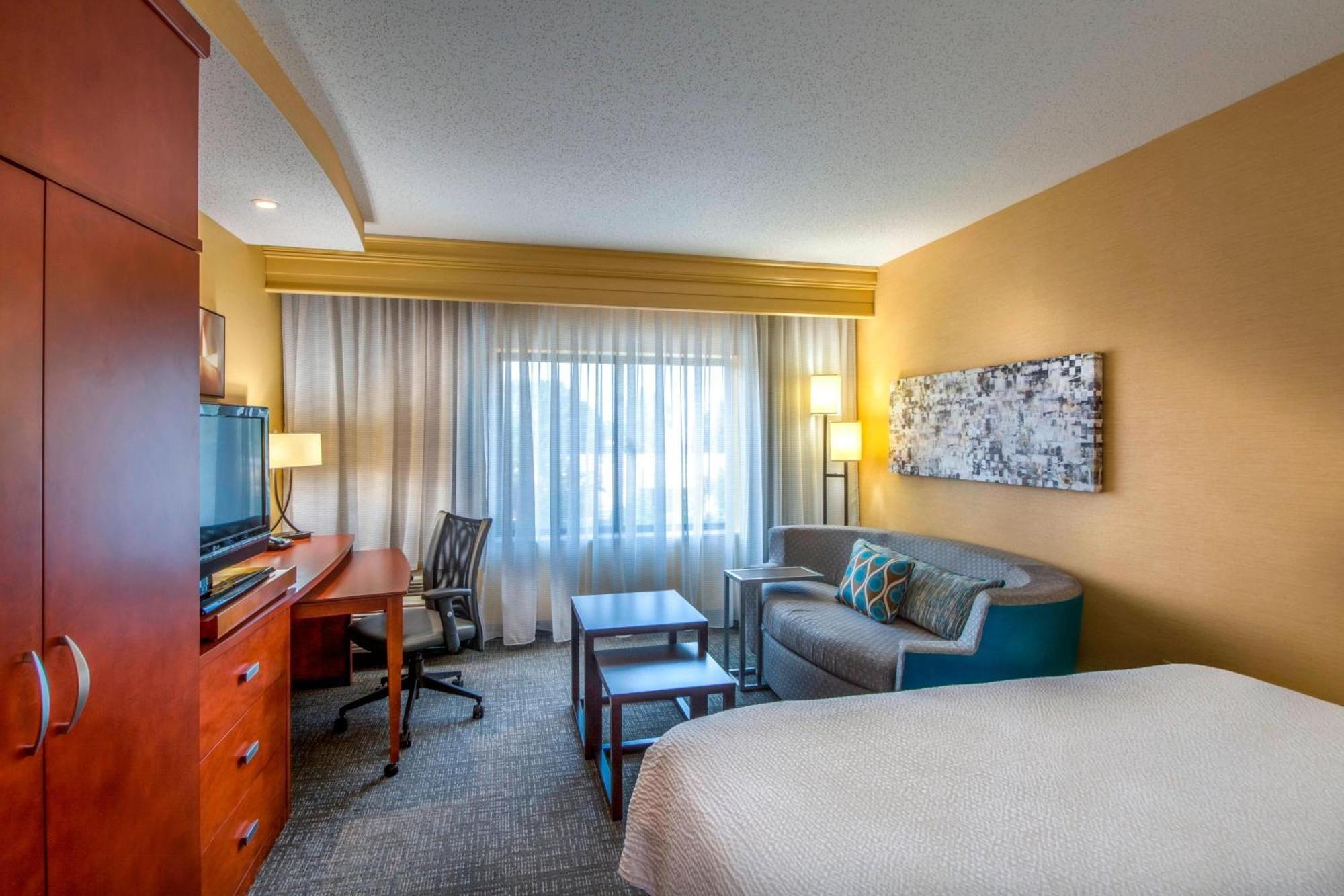 Courtyard Greensboro Airport Ngoại thất bức ảnh