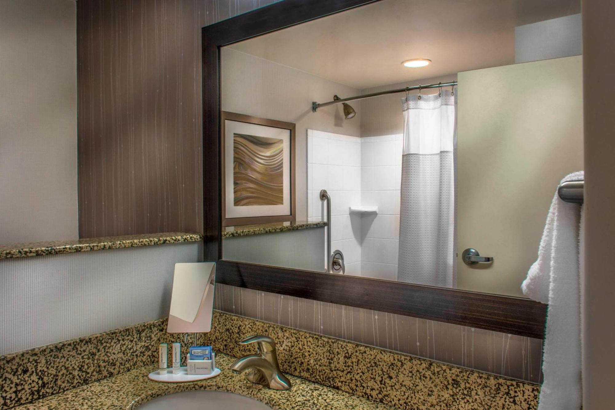 Courtyard Greensboro Airport Ngoại thất bức ảnh