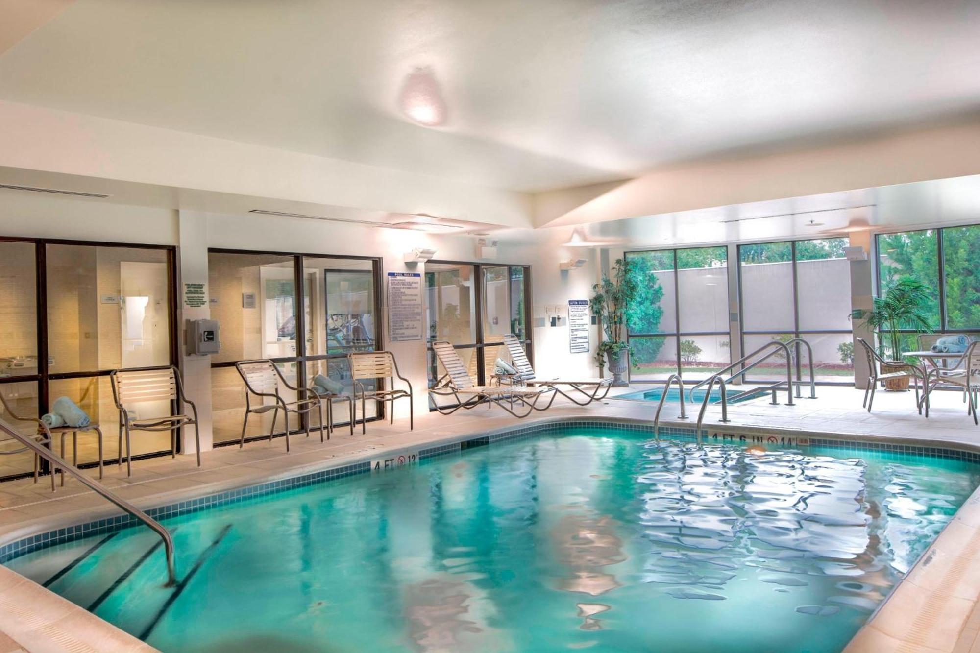 Courtyard Greensboro Airport Ngoại thất bức ảnh