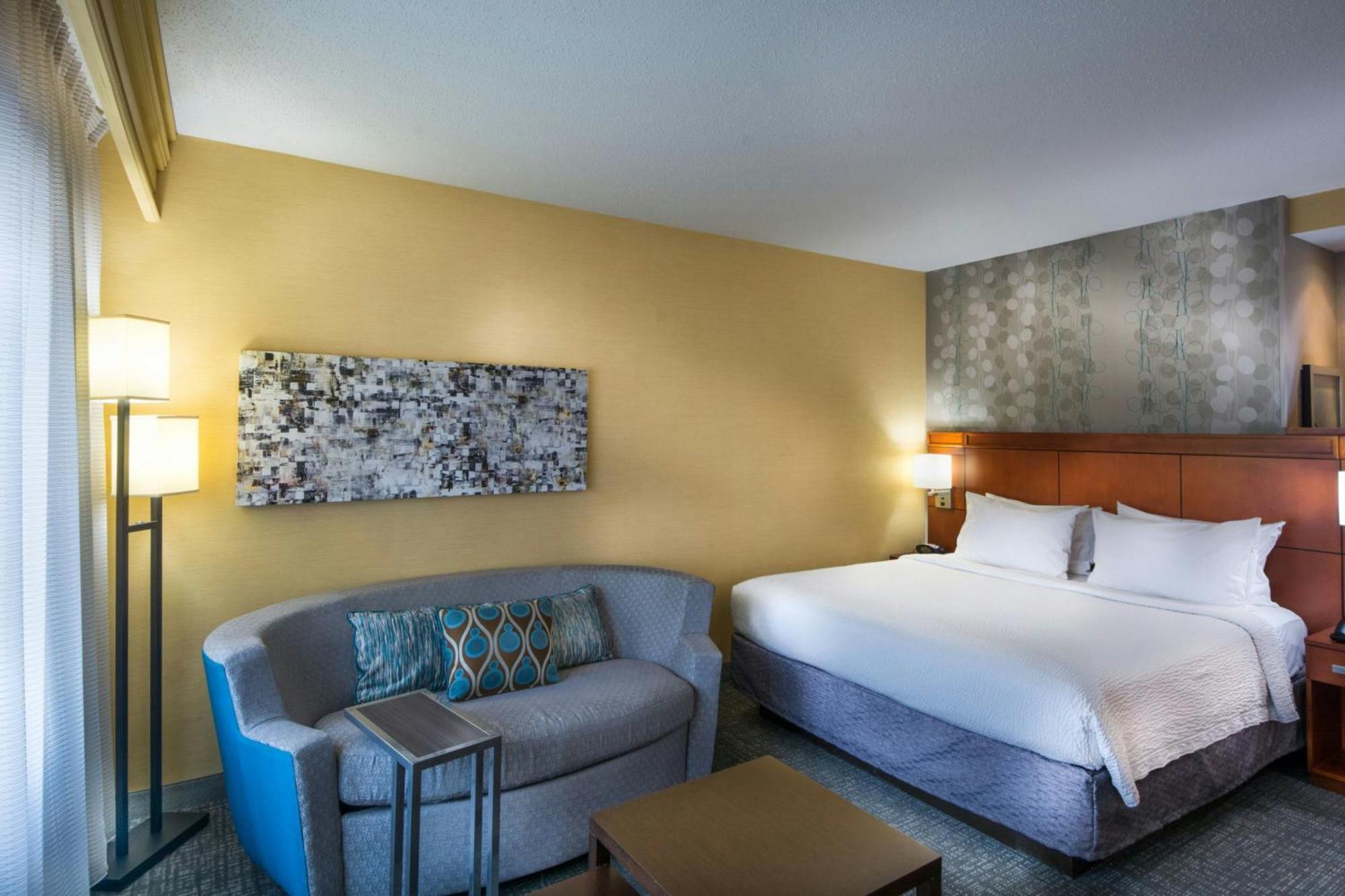 Courtyard Greensboro Airport Ngoại thất bức ảnh