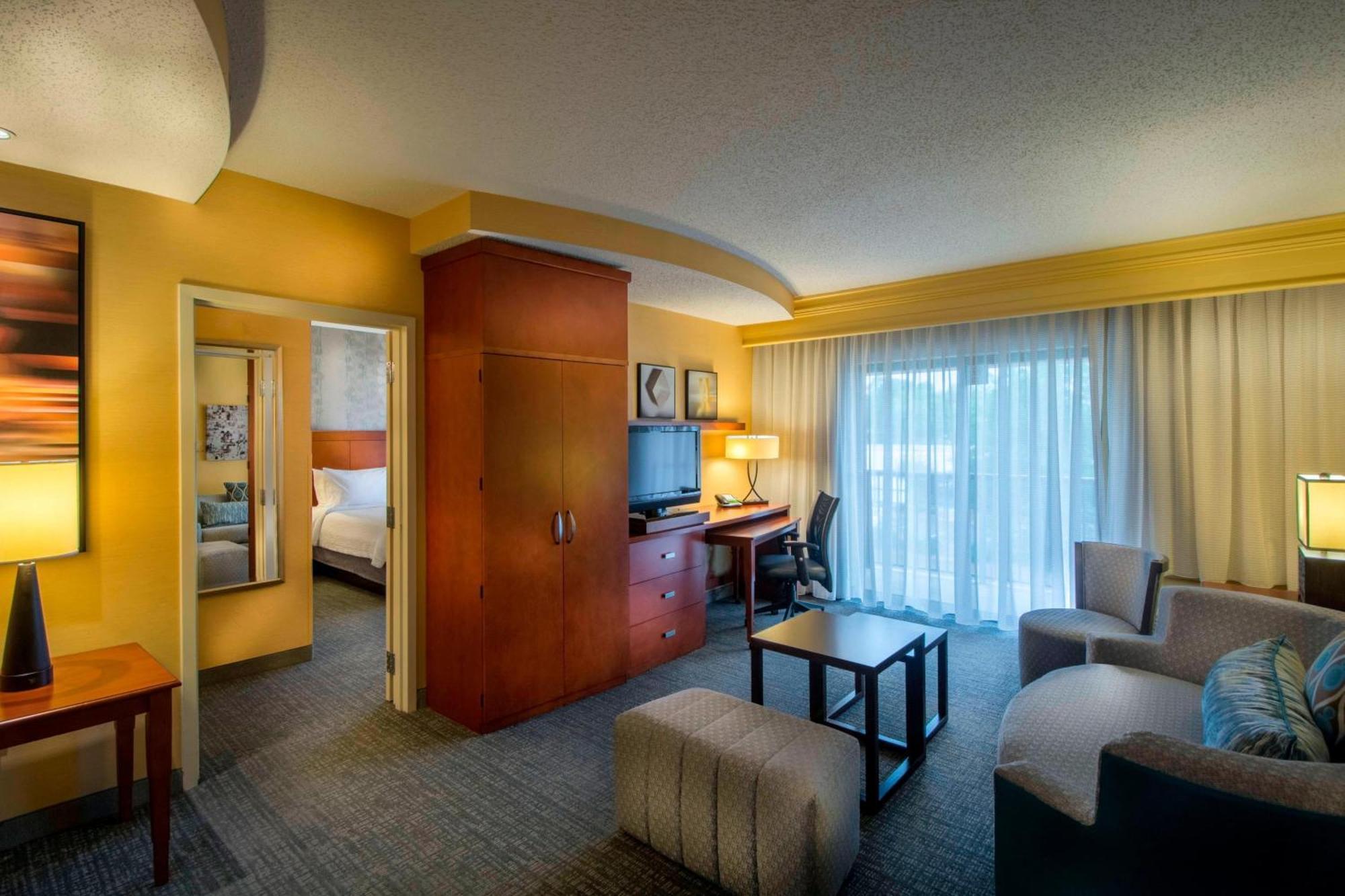 Courtyard Greensboro Airport Ngoại thất bức ảnh