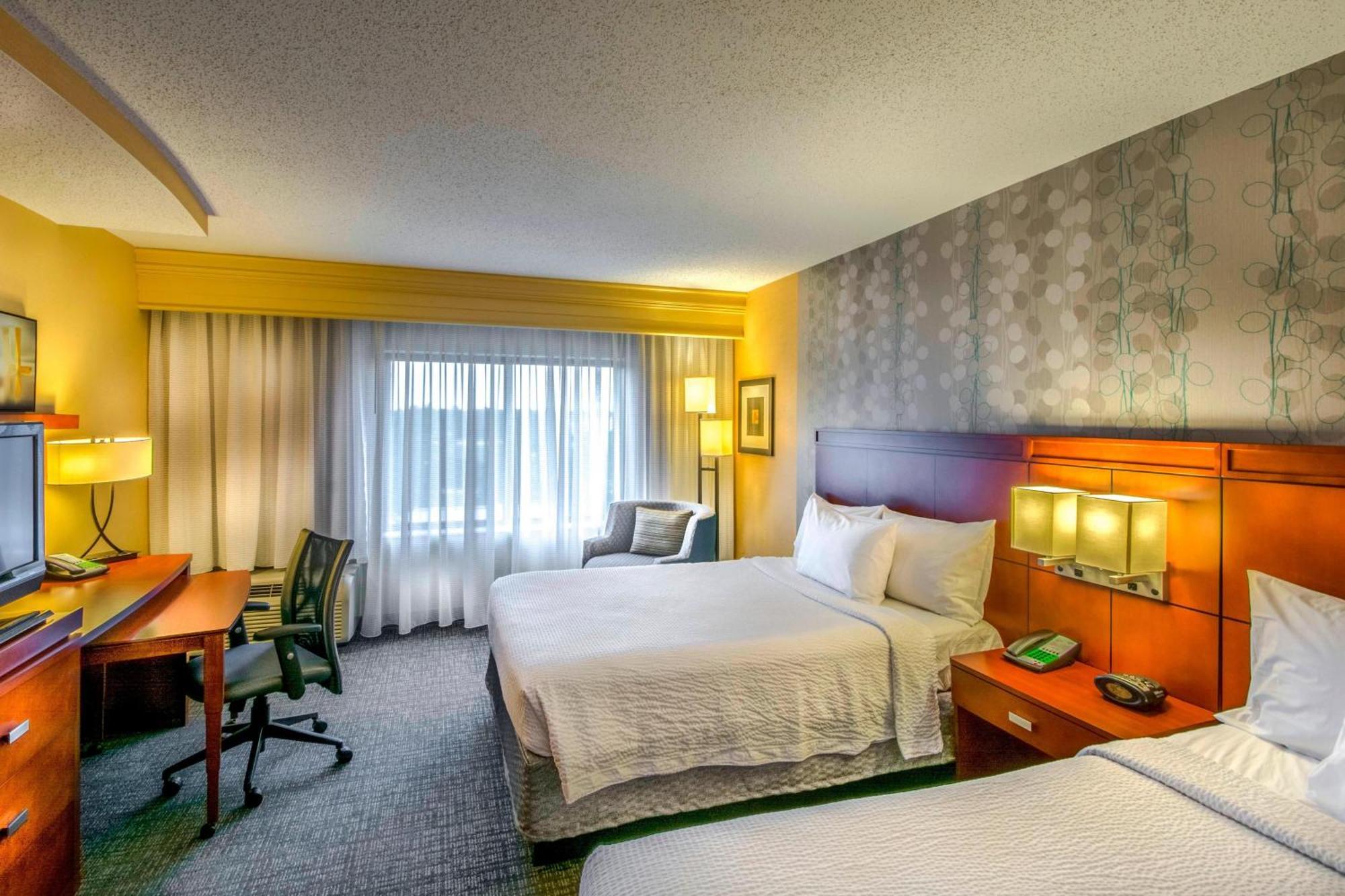Courtyard Greensboro Airport Ngoại thất bức ảnh