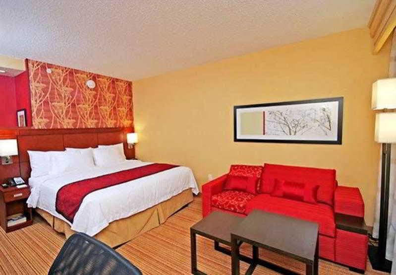 Courtyard Greensboro Airport Ngoại thất bức ảnh
