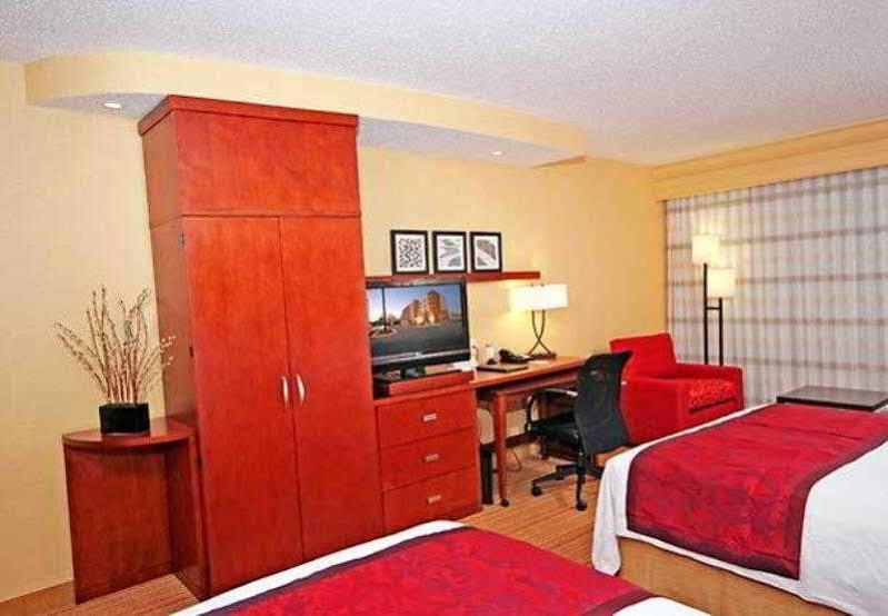 Courtyard Greensboro Airport Ngoại thất bức ảnh
