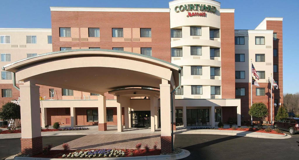Courtyard Greensboro Airport Ngoại thất bức ảnh